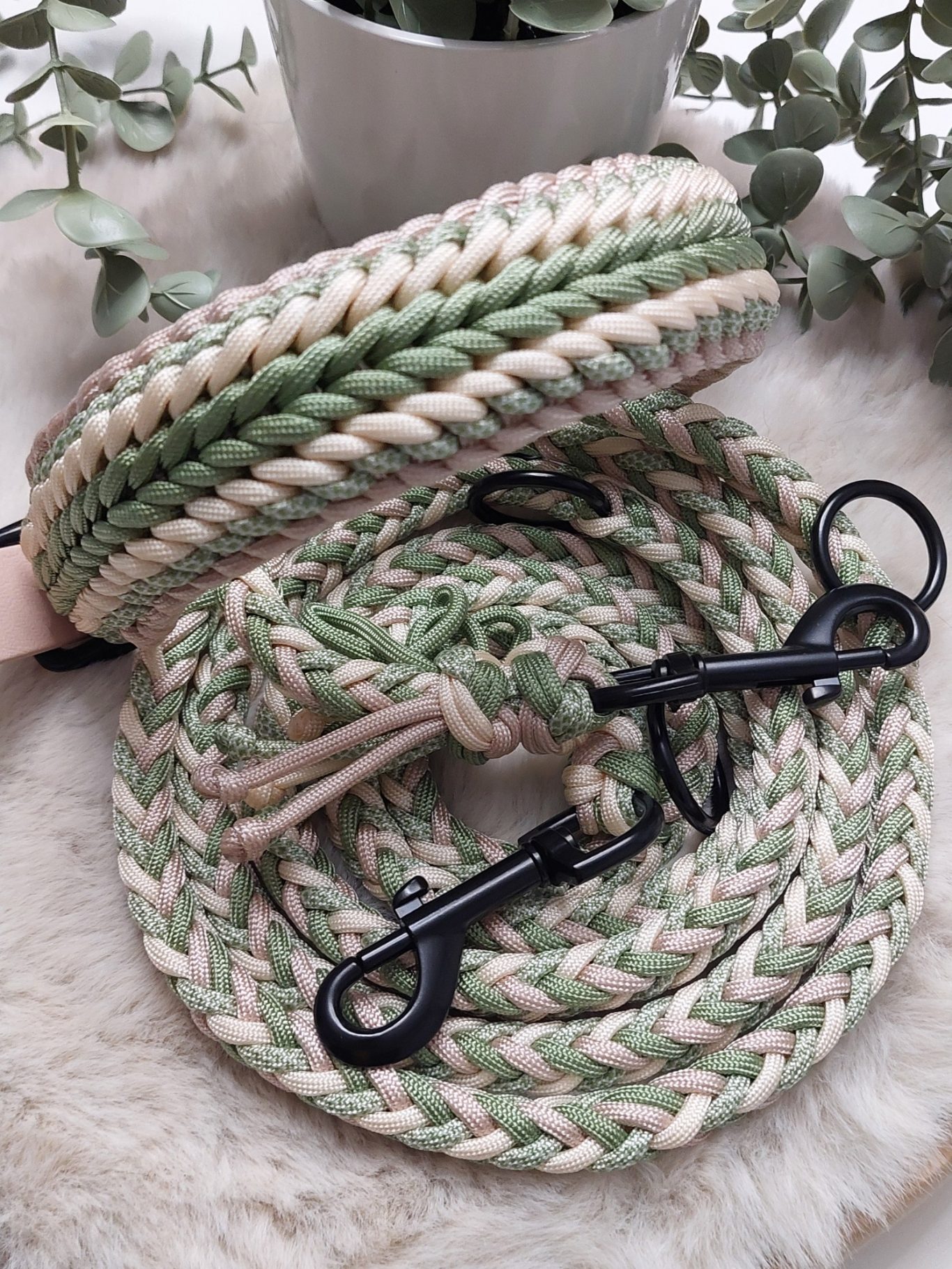 Leine "Rosalie" und Halsband "Emily" Gruene und helle geflochtene Leine mit Karabinern auf einem weichen Untergrund.